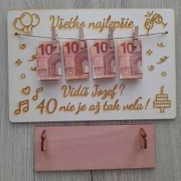 Drevená narodeninová tabuľka na peniaze s gravírovaným menom a vekom oslávenca