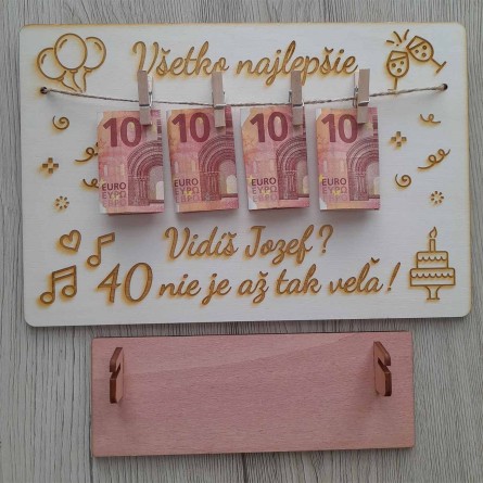 Drevená narodeninová tabuľka na peniaze s gravírovaným menom a vekom oslávenca