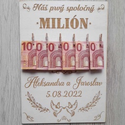 Drevená svadobná tabuľka na peniaze s gravírovaným textom Náš prvý spoločný milión
