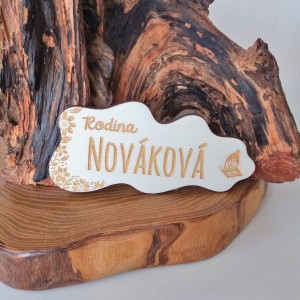 Originálna drevená menovka na vstupné dvere