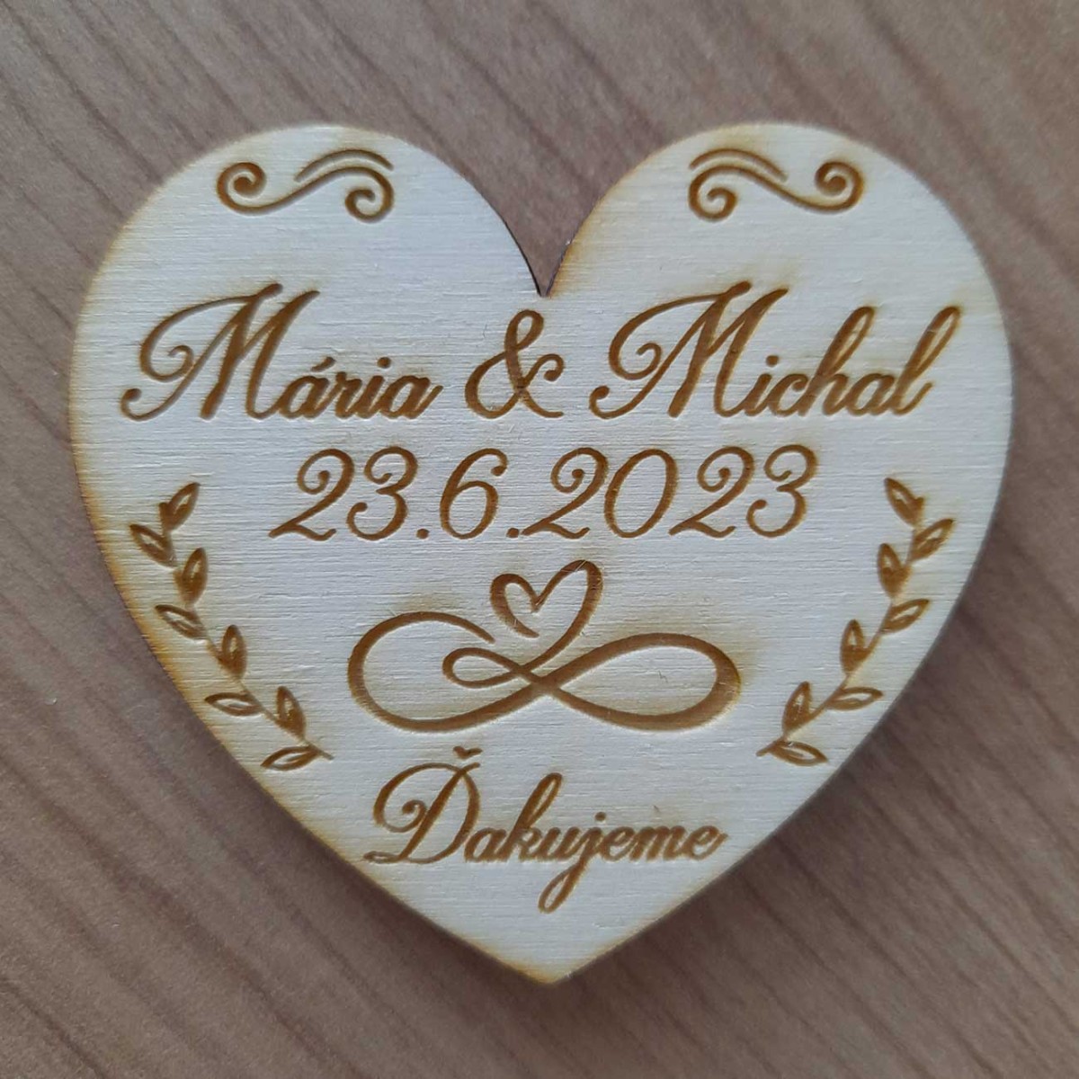 Drevené svadobné magnetky v tvare srdca s gravírovanou ikonou nekonečnej lásky