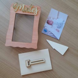 Personalizovaný drevený fotorámik s vlastným textom vyrezávaný laserom na foto 10x15cm