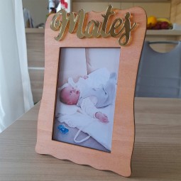 Drevený fotorámik pre bábätko so zlatým zrkadlovým menom stojaci a tiež závesný 2v1