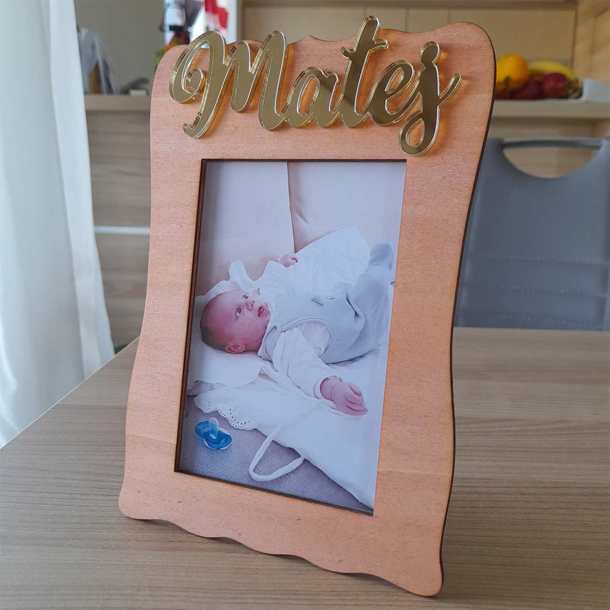 Drevený fotorámik pre bábätko so zlatým zrkadlovým menom stojaci a tiež závesný 2v1