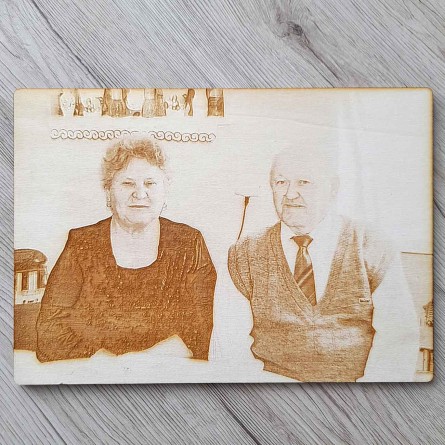 Gravírovanie starej čiernobielej fotografie do dreva na objednávku ako originálny darček