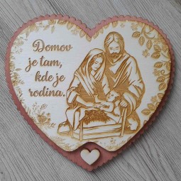 Bytová závesná drevená dekorácia v tvare srdca zobrazujúca Svätú rodinu Máriu, Jozefa a malého Ježiška