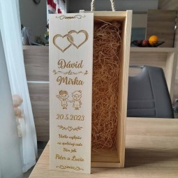 Gravírovaná svadobná drevená kazeta na fľašu vína bude originálnym darčekom pre svadobný pár