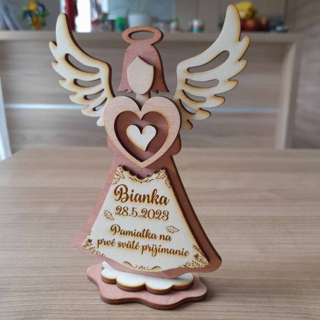 Drevený anjel ako darček pre dievčatko k prvému svätému prijímaniu s gravírovaným menom a dátumom