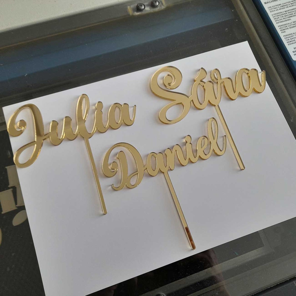 Zlaté zrkadlové mená budú krásnym doplnkom na torte oslávenca