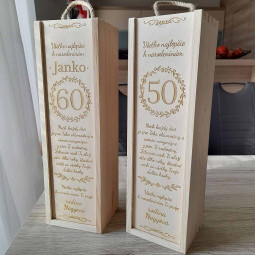 Drevený obal na víno s menom a gravírovaným venovaním bude originálnym darčekom na okrúhle narodeniny