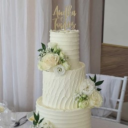Krásny zápich na svadobnú tortu so spojenými menami a srdiečkom zo zlatého zrkadlového plexiskla