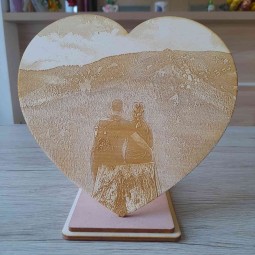 Veľké drevené srdce na stôl s vlastnou gravírovanou fotkou na predaj