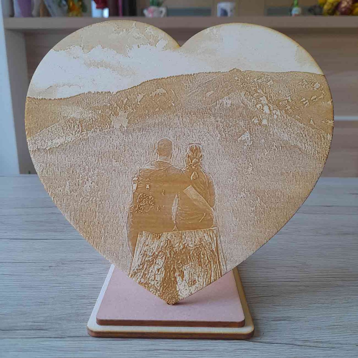 Veľké drevené srdce na stôl s vlastnou gravírovanou fotkou na predaj