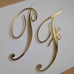 Veľké zlaté zrkadlové iniciály mien na prednú stranu svadobnej torty