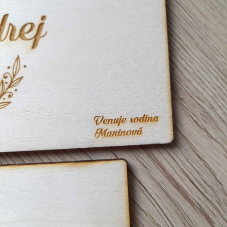 Svadobná tabuľka na peniaze s gravírovaným venovaním, originálne drevené svadobné darčeky na predaj