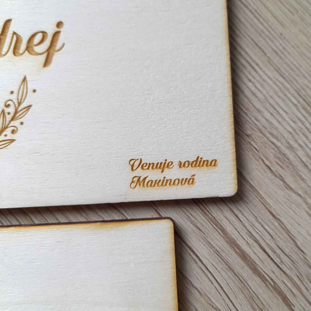 Svadobná tabuľka na peniaze s gravírovaným venovaním, originálne drevené svadobné darčeky na predaj