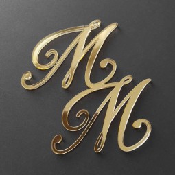 Zlaté zrkadlové iniciály mien na bok svadobnej torty so zápichom- špicom na zapichnutie na zadnej strane