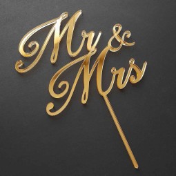 Svadobný zápich na tortu Mr & Mrs vyrezávaný zo zlatého zrkadlového plexiskla v písanom štýle písma.