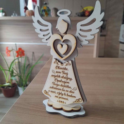 Krásny drevený maľovaný anjel do izby s gravírovaným menom a modlitbičkou pre chlapca,  kombinácia farieb biela a drevo