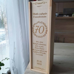 Drevený obal na fľašu vína k narodeninám s gravírovaným vekom-číslom a venovaním