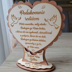 Prekrásne drevené gravírované svadobné poďakovanie rodičom v tvare srdca na podstavci