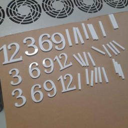 Arabské čísla s paličkami na hodiny vyrezávané z bieleho lesklého plexiskla