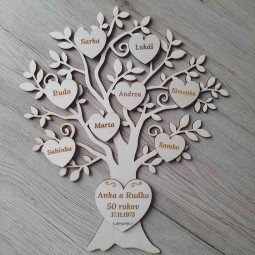 Závesný drevený strom života s malými srdiečkami s vlastným gravírovaným textom
