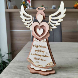 Drevený anjel ako ochranca rodiny s gravírovaným textom Anjelik náš, požehnaj a ochraňuj rodinu