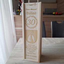 Drevený box na fľašu vína s gravírovaným obrázkom a textom na mieru