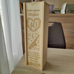 Darčekový drevený box na fľašu vína s gravírovaným venovaním. návrh a výroba na mieru