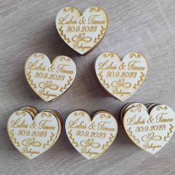 Drevené svadobné magnetky v tvare srdiečka s gravírovanými menami, dátumom svadby a ikonou nekonečnej lásky
