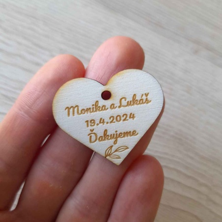 Malé drevené srdiečko s gravírovanými menami a dátumom svadby na vonnú sviečku a medík pre svadobných hostí