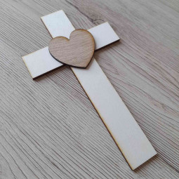 Lacný závesný drevený kríž so srdiečkom vyrezávaný laserom z preglejky a dyhovanej dosky