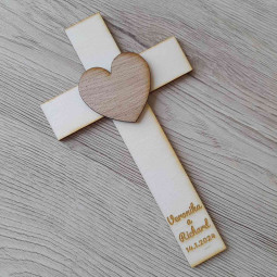 Moderný a minimalistický drevený svadobný kríž k prísahe s gravírovanými menami a dátumom svadby