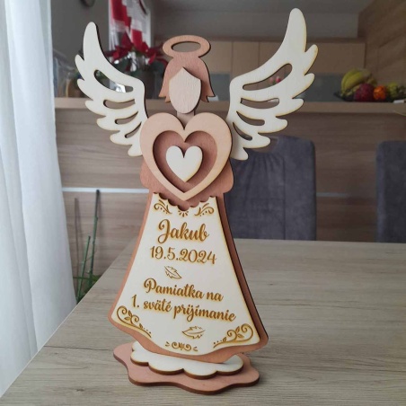 Originálny drevený anjel vyrezávaný laserom bude krásnym darčekom na prvé sväté prijímanie pre chlapca