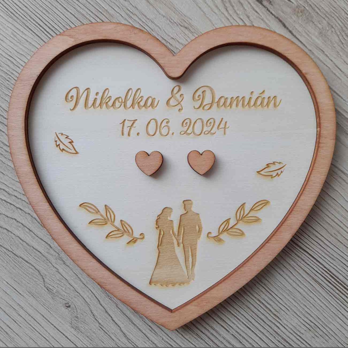 Laserom gravírovaný a vyrezávaný drevený svadobný podnos na obrúčky
