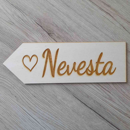 Drevená svadobná šípka s gravírovaným nápisom Nevesta