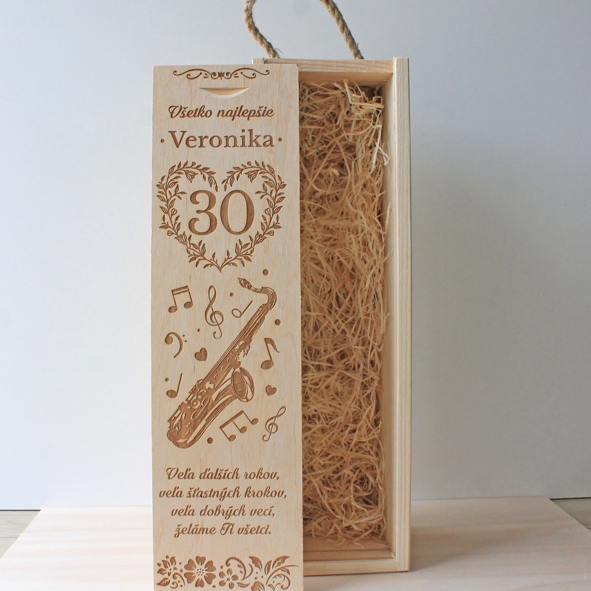 Drevený darčekový obal na víno s vlastným gravírovaným textom na mieru