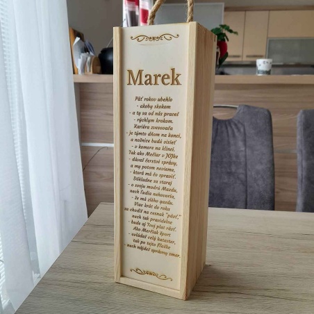 Darčekový drevený box na víno s vlastným gravírovaným venovaním.