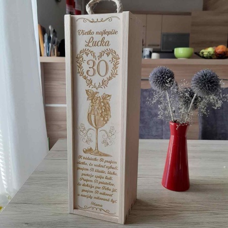 Darčekový drevený box na víno k narodeninám s menom, vekom, gravírovaným venovaním a ilustráciou hrozna v pohári