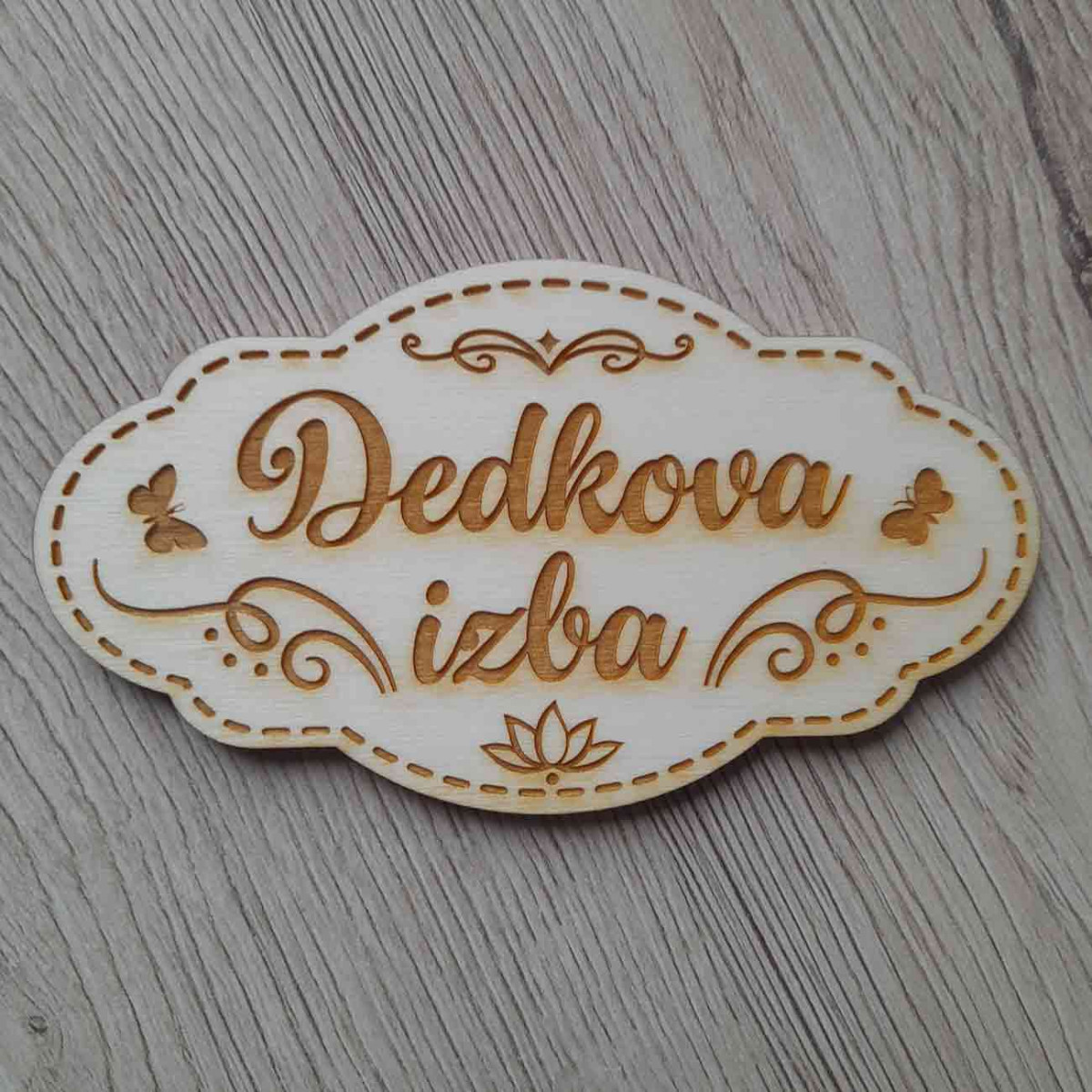Drevená menovka na dvere s gravírovaným textom Dedkova izba