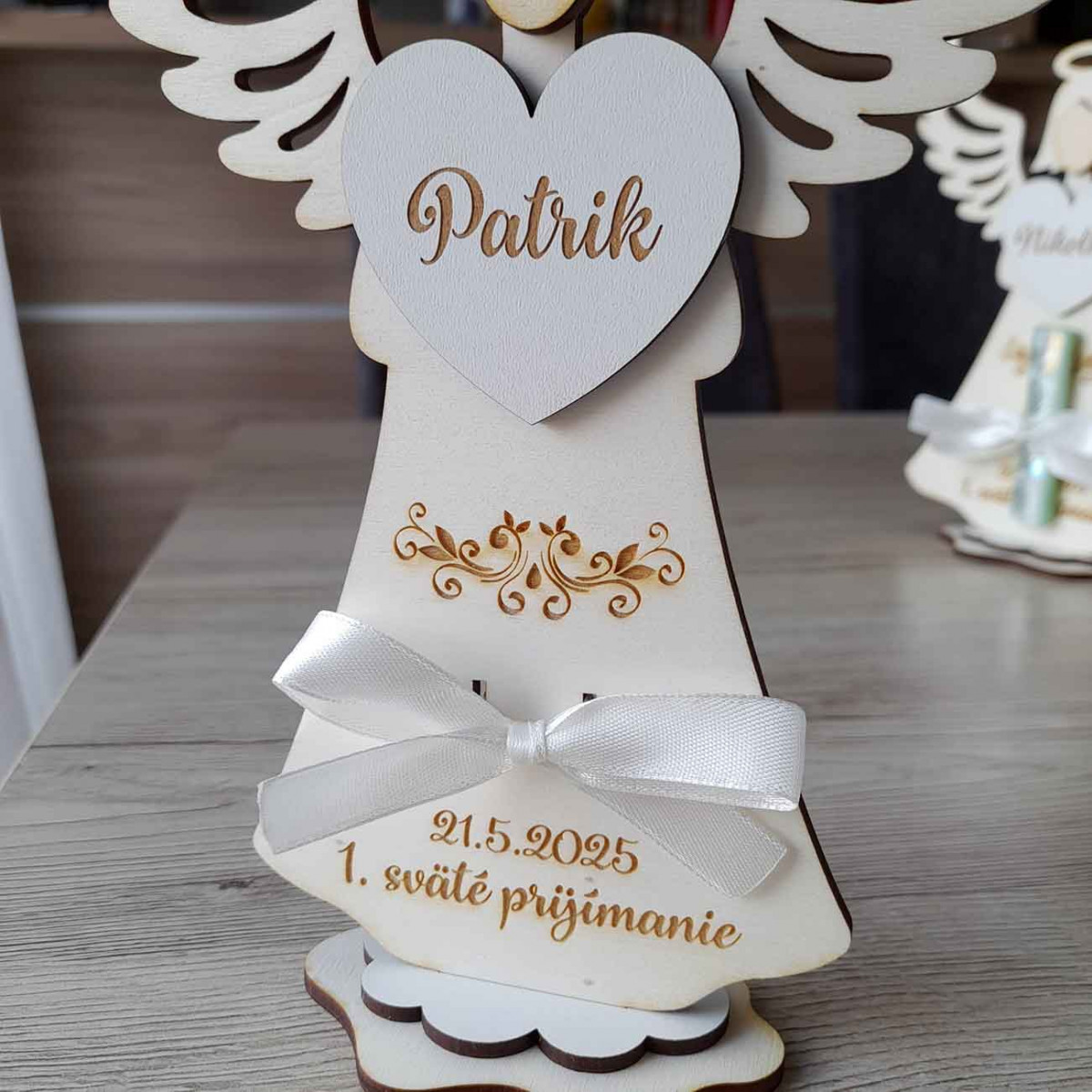 Anjel so srdiečkom, mašličkou na prichytenie bankovky, s menom a dátumom na prvé sväté prijímanie