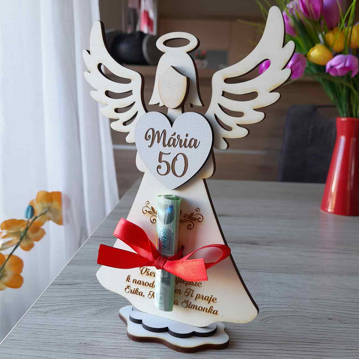 Drevený anjel ako tabuľka na peniaze a gravírovaním bude originálnym darčekom k okrúhlym narodeninám