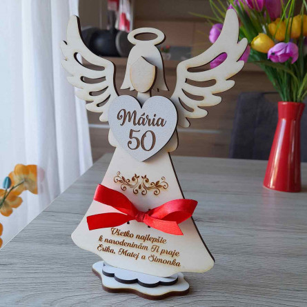 Drevená tabuľka na peniaze v podobe dekorácie anjela s bankovkou a menom bude originálnym darčekom k jubileu