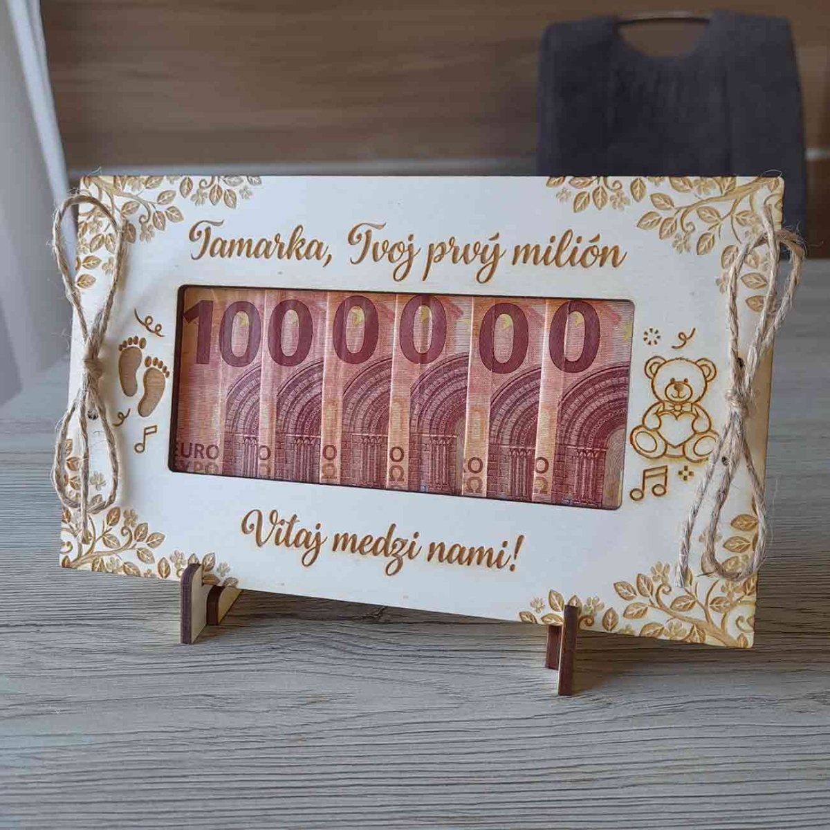 Drevená obálka na peniaze k narodeniu bábätka tvoj prvý milión, vitaj medzi nami!