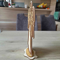 Krásny drevený anjel pre ženu s gravírovaním bude originálnym darčekom na okrúhle narodeniny