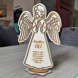 Drevený anjel pre ženu k okrúhlym narodeninám s gravírovaným venovaním vyrezávaný laserom z preglejky