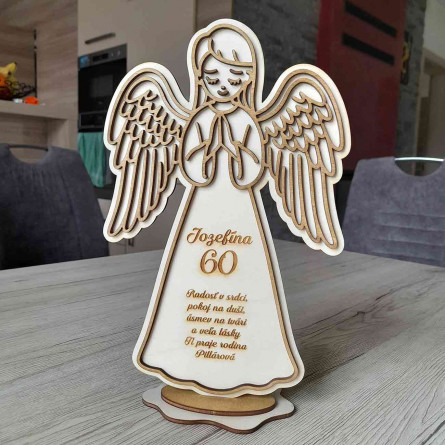 Drevený anjel pre ženu k okrúhlym narodeninám s gravírovaným venovaním vyrezávaný laserom z preglejky