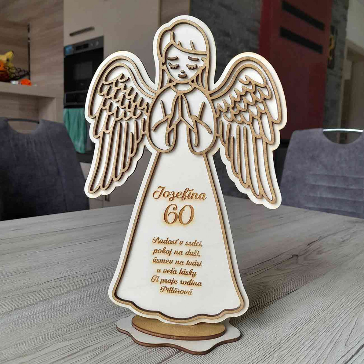 Drevený anjel pre ženu k okrúhlym narodeninám s gravírovaným venovaním vyrezávaný laserom z preglejky