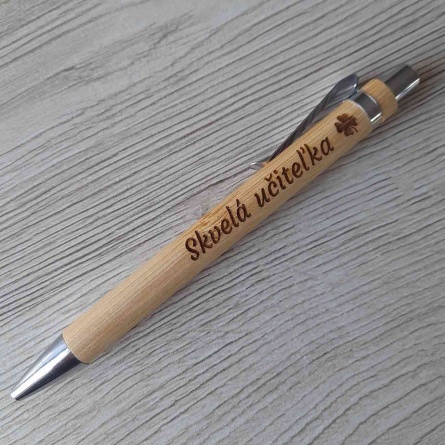 Drevené pero s gravírovaným textom Skvelá učiteľka a štvorlístkom ako darček na koniec školského roka